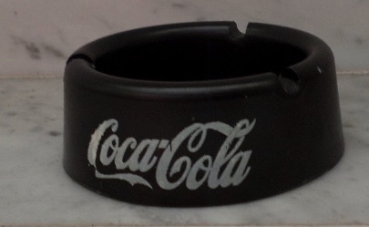 7707-1 € 3,00 coca cola asbak plastic zwart plastic.jpeg
